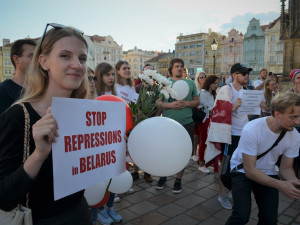 Solidaritu s demonstranty vyjádřily v Plzni stovky lidí, většina z nich byli běloruští studenti