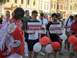 Solidaritu s demonstranty vyjádřily v Plzni stovky lidí, většina z nich byli běloruští studenti