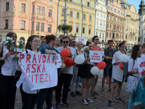 Solidaritu s demonstranty vyjádřily v Plzni stovky lidí, většina z nich byli běloruští studenti