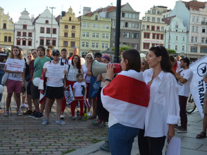 Solidaritu s demonstranty vyjádřily v Plzni stovky lidí, většina z nich byli běloruští studenti