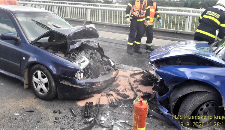 Provoz na obchvatu Třemošné ochromila hromadná nehoda