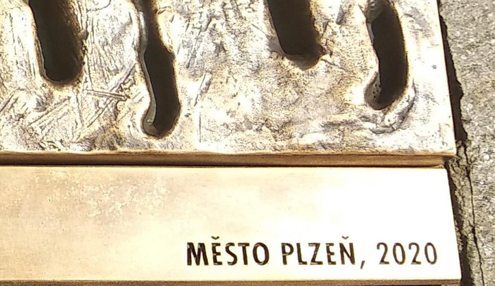 Ilustrační foto nové pamětní desky, celou ji uvidí veřejnost až v pátek