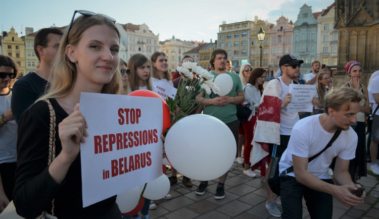 Solidaritu s demonstranty vyjádřily v Plzni stovky lidí, většina z nich byli běloruští studenti
