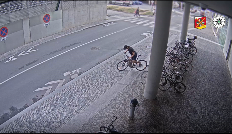VIDEO: Muže zachytily kamery při krádeži kola u obchodního centra, teď po něm pátrá policie