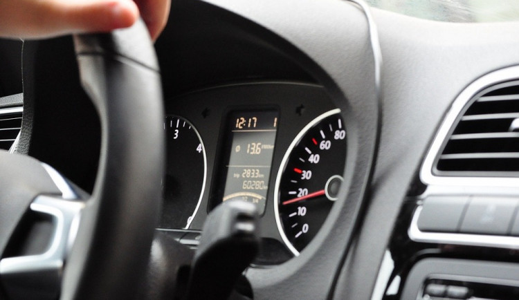 Policisté varují: vysoké teploty zvyšují únavu a snižují pozornost řidičů