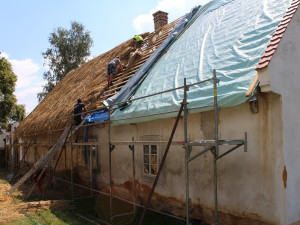 Střecha statku U Matoušů dostává nový vzhled, slaměné došky vydrží až 20 let