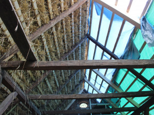 Střecha statku U Matoušů dostává nový vzhled, slaměné došky vydrží až 20 let