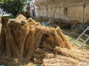 Střecha statku U Matoušů dostává nový vzhled, slaměné došky vydrží až 20 let