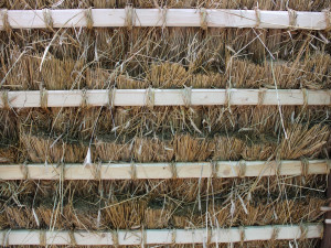 Střecha statku U Matoušů dostává nový vzhled, slaměné došky vydrží až 20 let