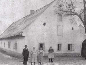 Střecha statku U Matoušů dostává nový vzhled, slaměné došky vydrží až 20 let