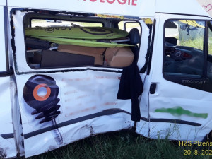 Nehoda dodávky a osobáku si vyžádala čtyři zraněné