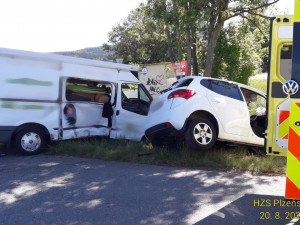 Nehoda dodávky a osobáku si vyžádala čtyři zraněné