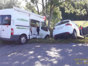 Nehoda dodávky a osobáku si vyžádala čtyři zraněné