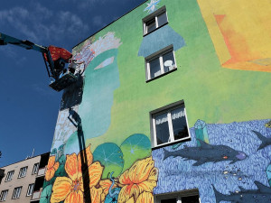 Práce na paneláku jsou v plném proudu