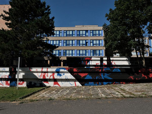 Josef Sedlák / Akrobad a Tomáš Staněk / Obras  před Střední školou dopravní na Karlovarské ulici. Tady ještě chybí motivy se žlutou barvou