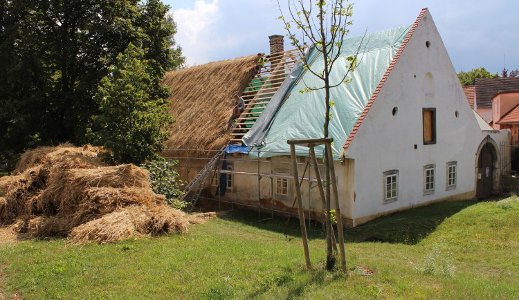 Pokládka doškové střechy