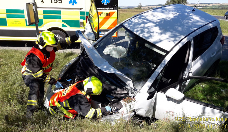 Nehoda dodávky a osobáku si vyžádala čtyři zraněné
