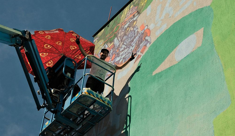 Michal Škapa je největší tuzemskou graffiti hvězdou, aktuálně pracuje na velkém muralu, kdy maluje na průčelí panelového domu v Zahradní ulici