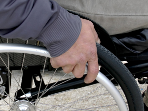 Namol opilý invalida neovládl svůj elektrický vozík a havaroval