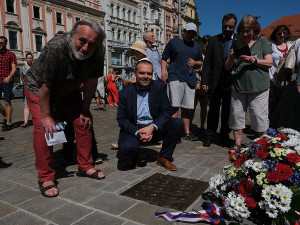 Autor návrhu desky Vladimír Líbal s primátorem Martinem Baxou