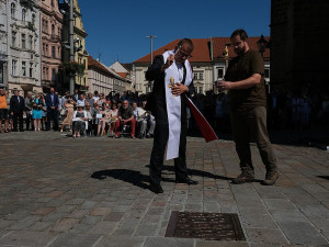 Biskup Tomáš Holub žehná nové desce