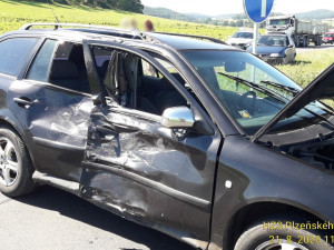 Řidič osobáku nedal při odbočování přednost motorce, tři lidé se při střetu vážně zranili