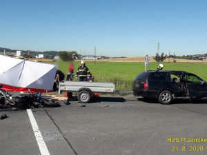 Řidič osobáku nedal při odbočování přednost motorce, tři lidé se při střetu vážně zranili