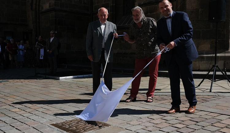 Slavnostní odhalení desky připomínající okupaci z 21. srpna 1968