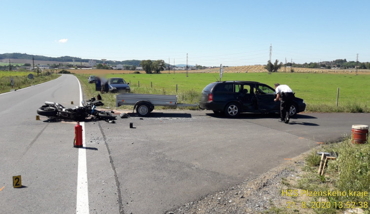 Řidič osobáku nedal při odbočování přednost motorce, tři lidé se při střetu vážně zranili