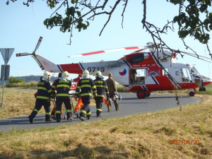 Po kolapsu spadl senior z kola, v kritickém stavu ho vrtulník transportoval do nemocnice