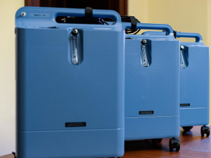 Kyslíkové přístroje pro ústav sociálních služeb věnovala Plzni Společnost Podané ruce