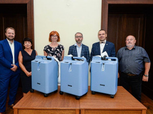 Kyslíkové přístroje pro ústav sociálních služeb věnovala Plzni Společnost Podané ruce