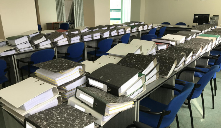 Desítky šanonů obsahují 34 tisíc stran vyšetřovacího spisu