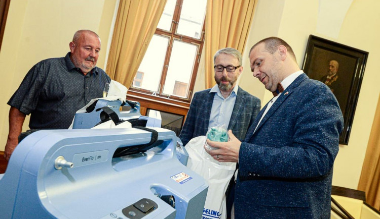 Kyslíkové přístroje pro ústav sociálních služeb věnovala Plzni Společnost Podané ruce