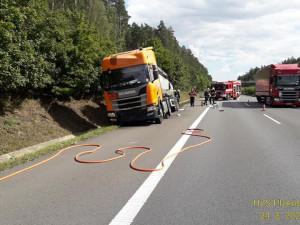Provoz na dálnici D5 ochromila nehoda cisterny převážející kyselinu dusičnou