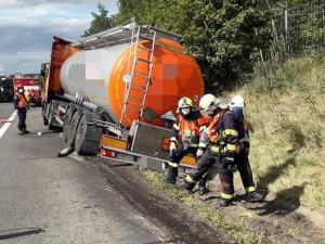 Provoz na dálnici D5 ochromila nehoda cisterny převážející kyselinu dusičnou