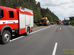 Provoz na dálnici D5 ochromila nehoda cisterny převážející kyselinu dusičnou