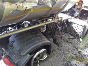 Provoz na dálnici D5 ochromila nehoda cisterny převážející kyselinu dusičnou