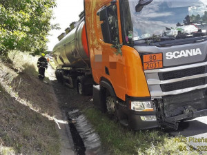 Provoz na dálnici D5 ochromila nehoda cisterny převážející kyselinu dusičnou
