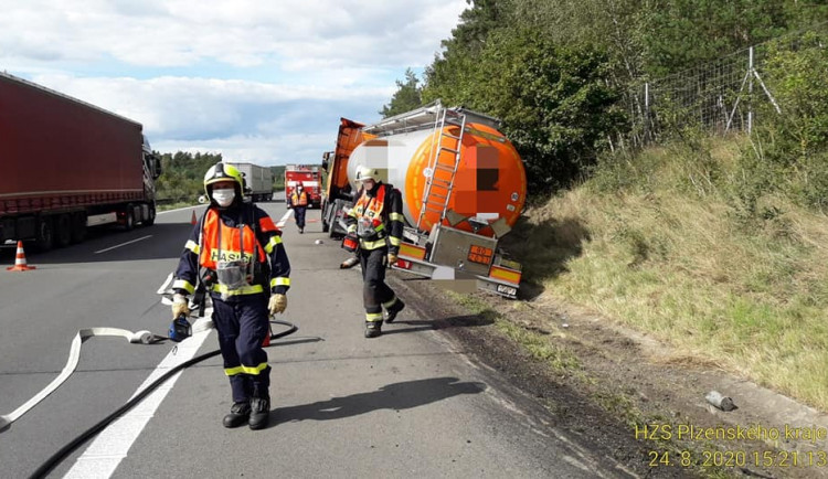 Provoz na dálnici D5 ochromila nehoda cisterny převážející kyselinu dusičnou