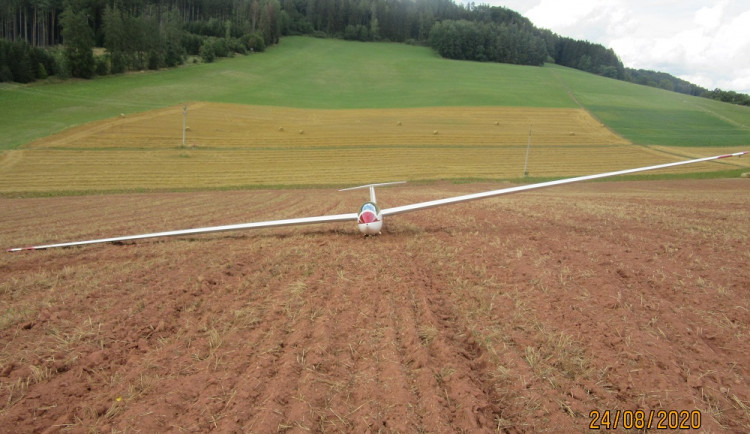 U Staré Paky musel nouzově přistát větroň, škoda se souká na 300 tisíc