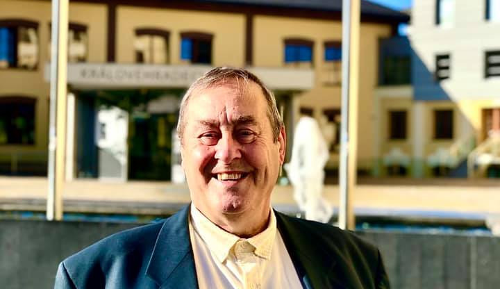 Bývalý Mercuryho komorník Freestone získal české občanství. Převzal si ho na krajském úřadě v Hradci Králové