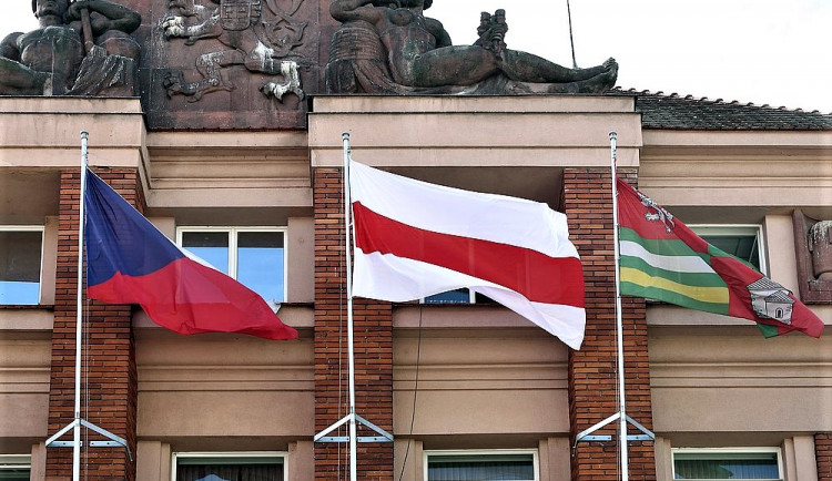 Také na budově Krajského úřadu Plzeňského kraje zavlála běloruská vlajka