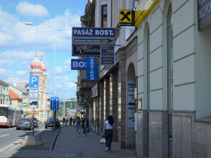 Přijde vám Plzeň přeplácaná reklamou? Město chce řešit, jak s tímto nešvarem zatočit