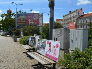 Přijde vám Plzeň přeplácaná reklamou? Město chce řešit, jak s tímto nešvarem zatočit
