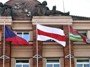 Také na budově Krajského úřadu Plzeňského kraje zavlála běloruská vlajka