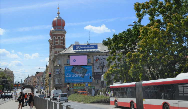 Přijde vám Plzeň přeplácaná reklamou? Město chce řešit, jak s tímto nešvarem zatočit