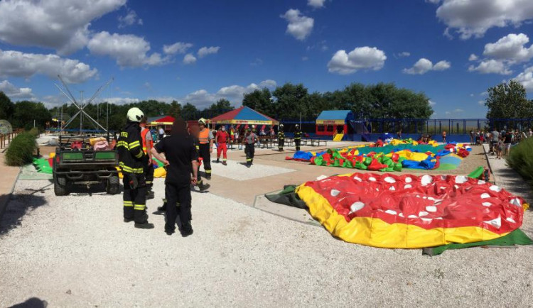Silný vítr trhal plechové střechy, převrátil plachetnici a skákací hrad v Chlumci. V nemocnici následně zůstaly dvě zraněné děti