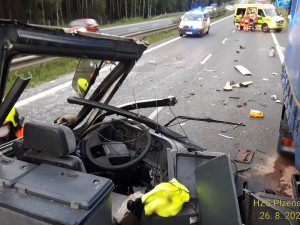 Autobus u Plzně narazil do odstaveného kamionu, jedna žena zahynula, další tři lidé jsou zranění