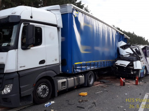 Autobus u Plzně narazil do odstaveného kamionu, jedna žena zahynula, dalších pět lidí se zranilo